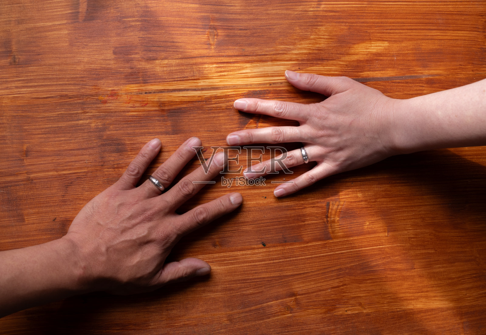 男人和女人戴着结婚戒指照片摄影图片