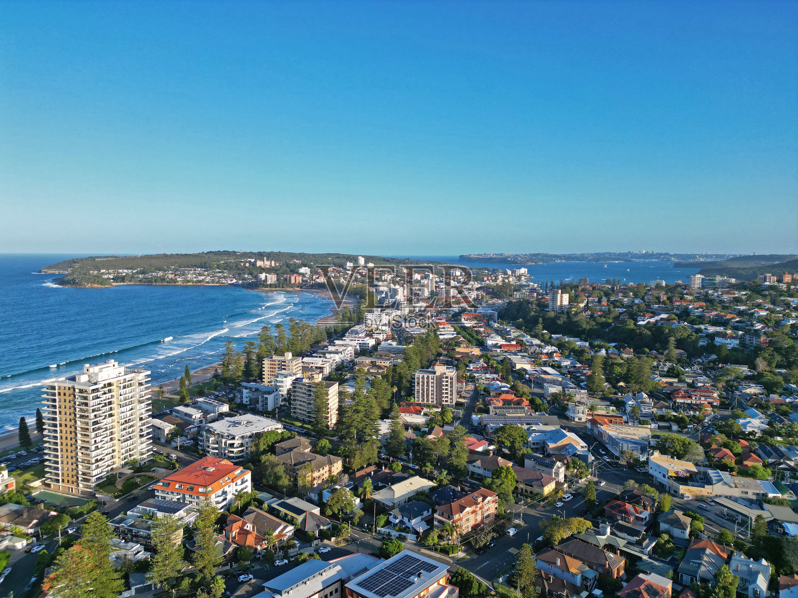 鸟瞰风景如画的住宅区坐落在宁静的水域旁照片摄影图片