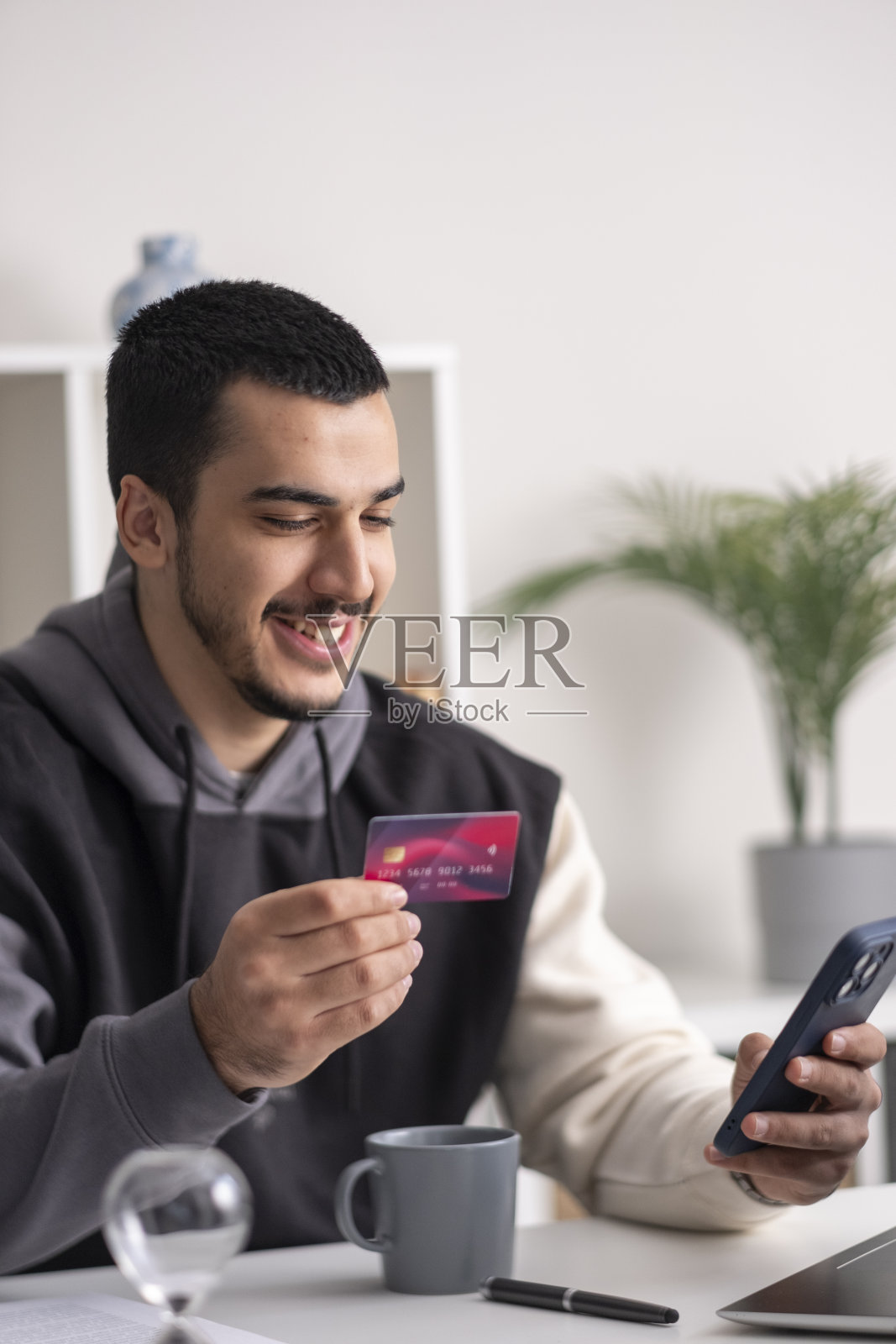 千禧一代欧洲男性银行客户参与网上购物。照片摄影图片