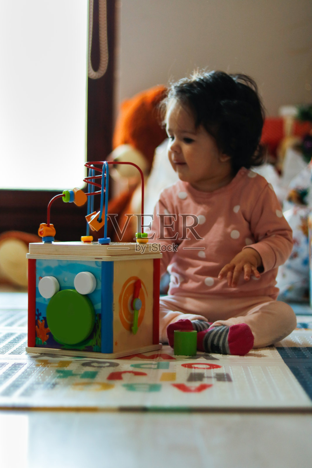 小女孩在地板上玩照片摄影图片