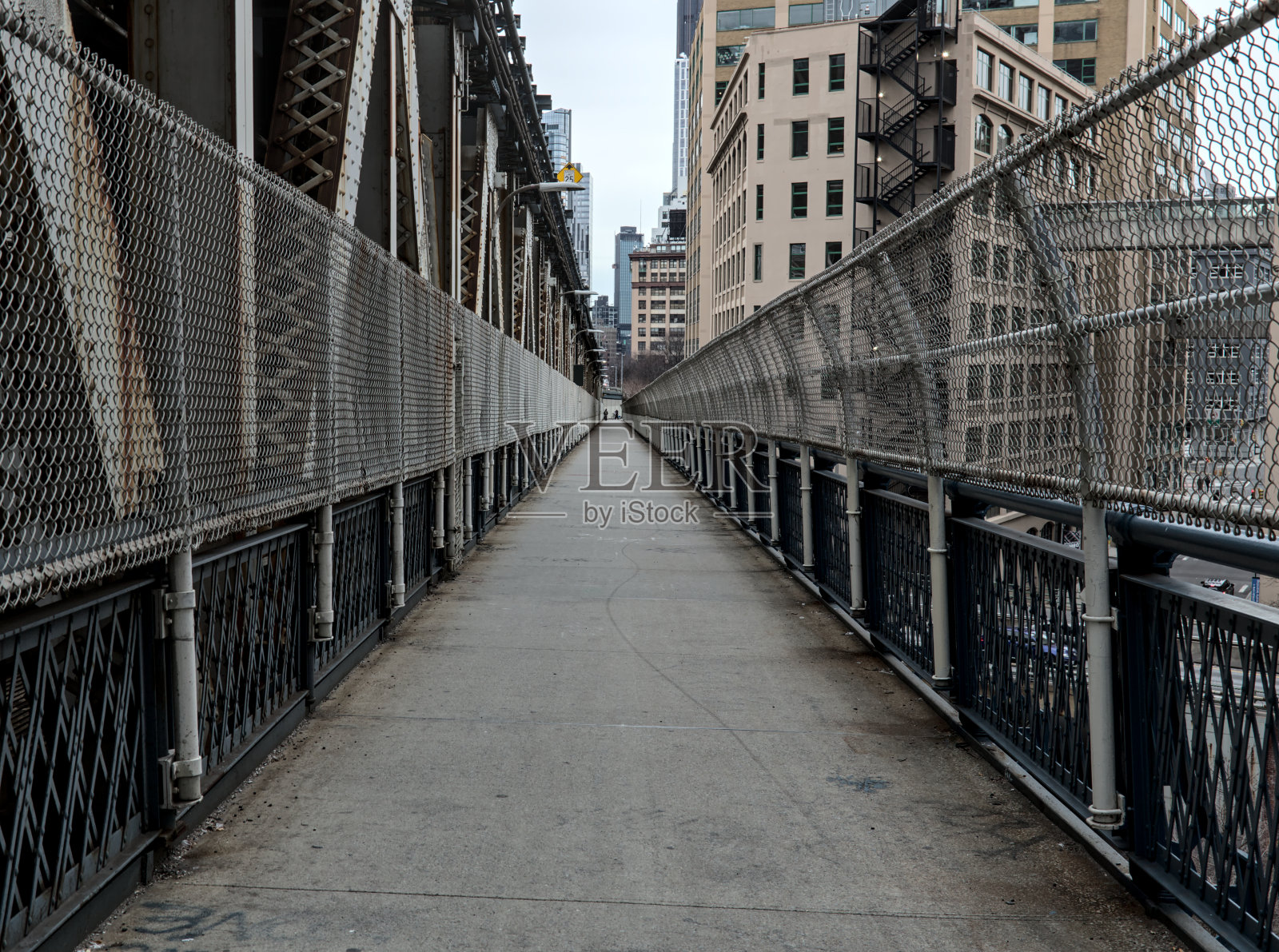 曼哈顿桥人行步道(位于布鲁克林和曼哈顿之间的哈德逊河上的天桥)纽约市自行车，自行车，步行，慢跑路径(纽约市风景旅游目的地)照片摄影图片