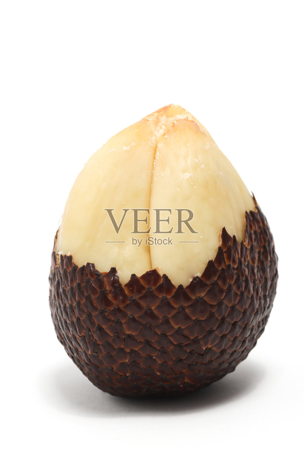 半去皮的新鲜有机蛇果，美味孤立在白色背景剪辑路径照片摄影图片