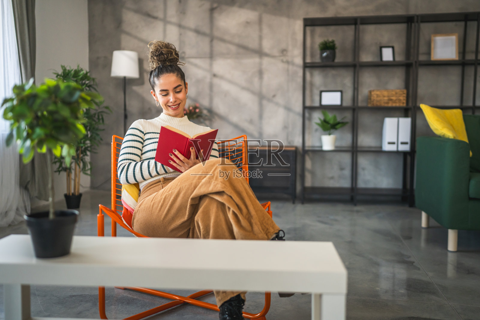年轻的成年女性一名女性读书或在家学习照片摄影图片