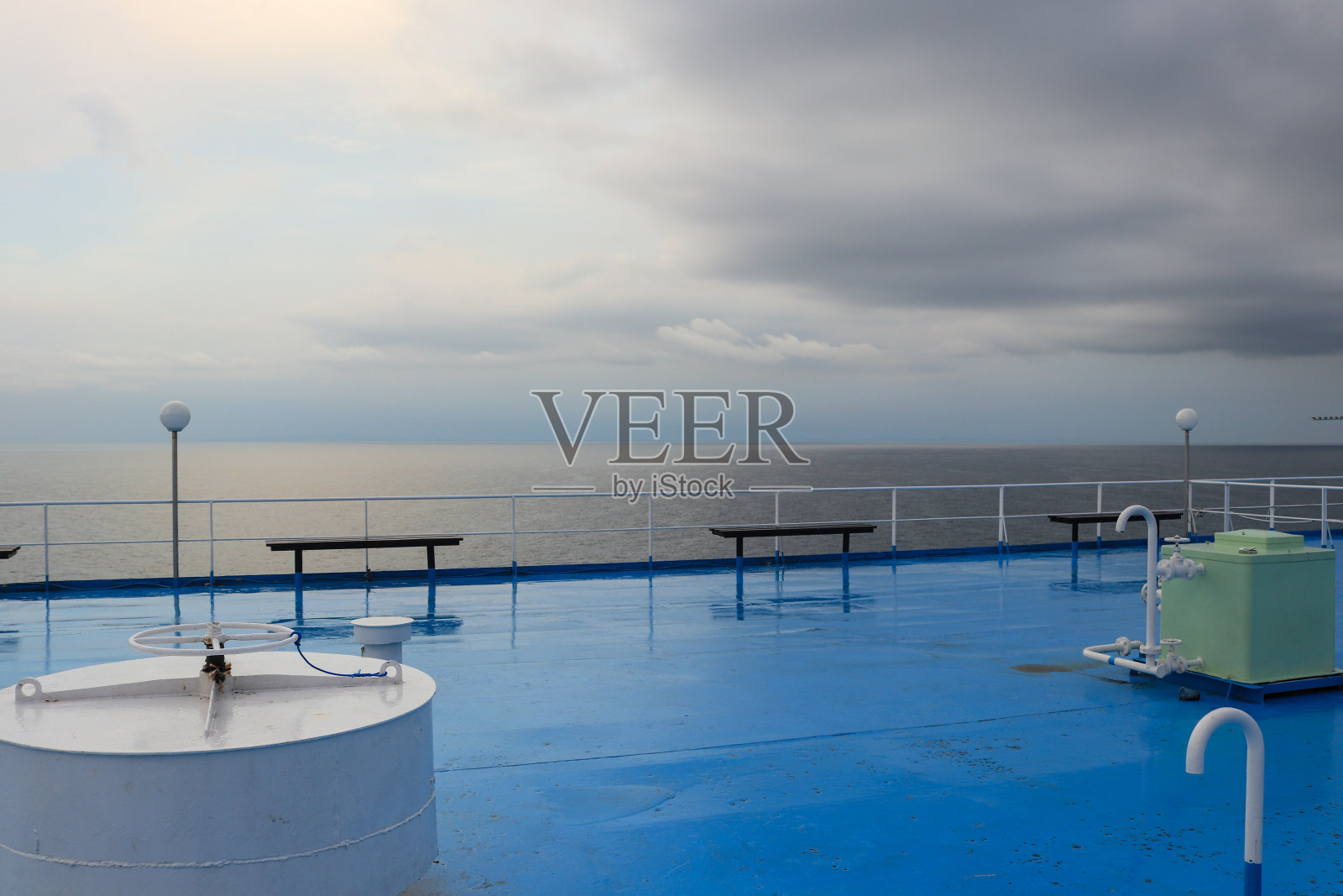 黄昏的天空和海洋上的云彩照片摄影图片