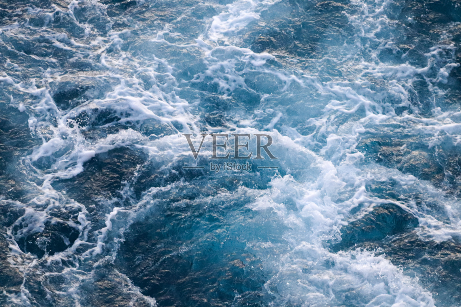 海水，船在海中履带照片摄影图片