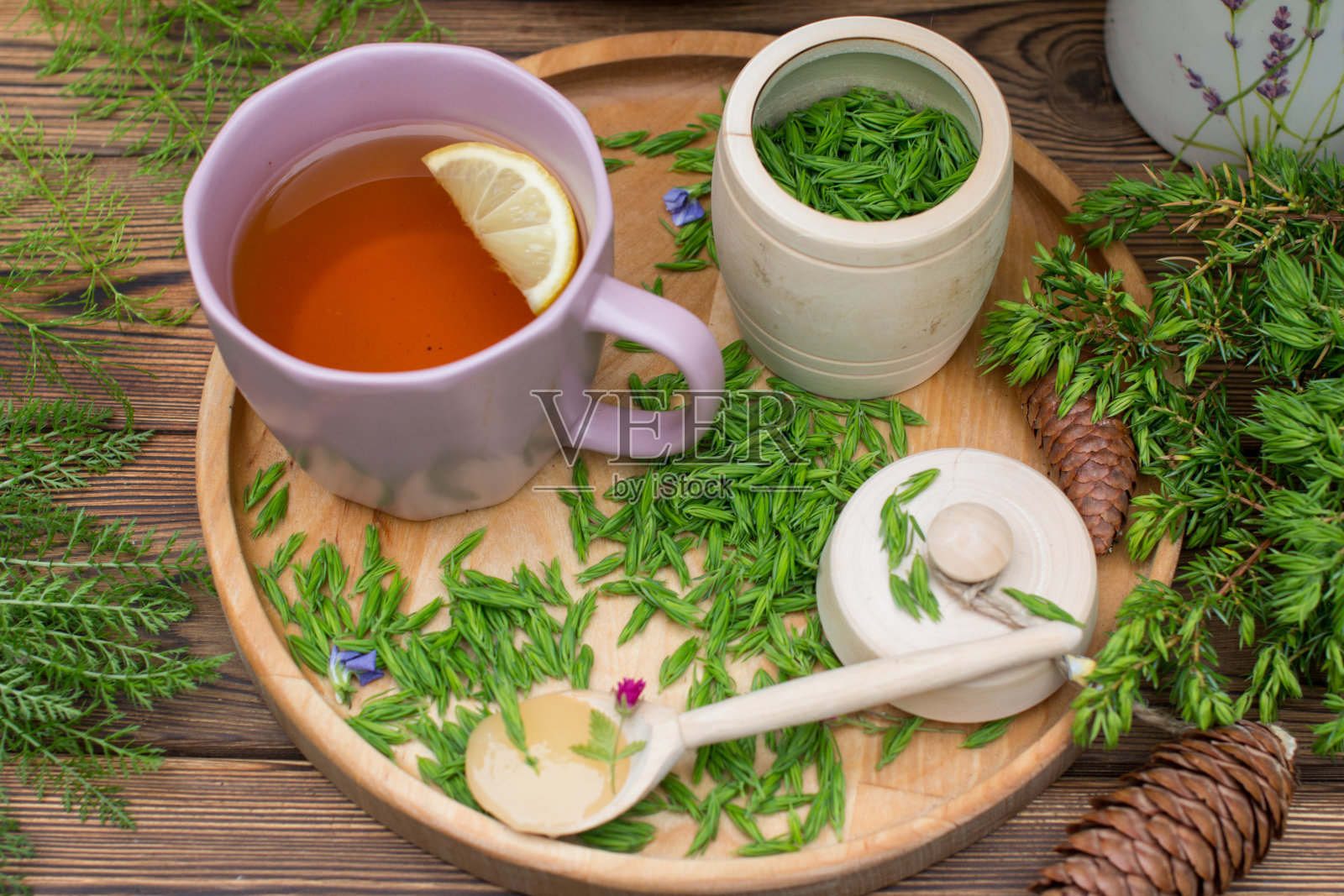 柳条篮子里的杜松苗。中药煎剂的制备照片摄影图片