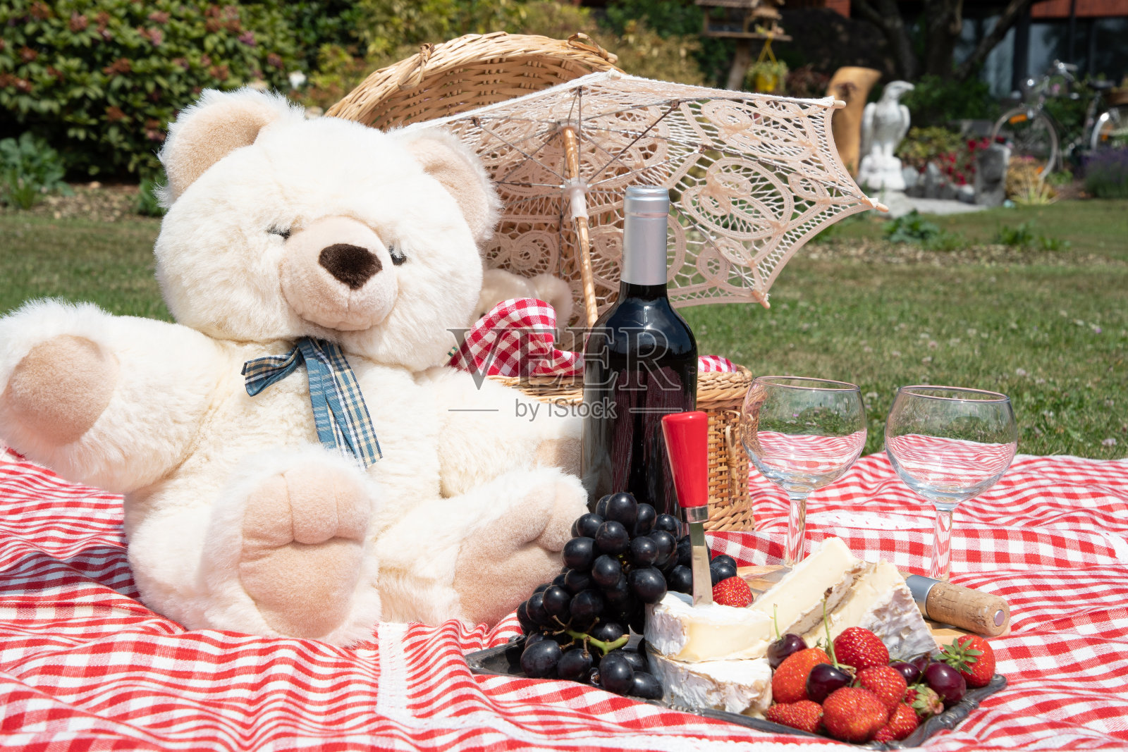 在绿色草坪上野餐，品尝红酒、奶酪和新鲜浆果、葡萄照片摄影图片