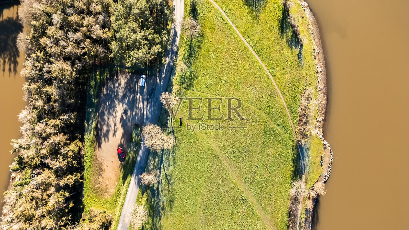 在法国，无人机拍摄的与Jaunay湖接壤的土路照片摄影图片