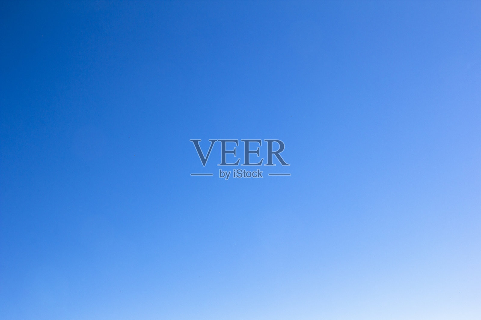 蓝色的春天清澈的天空梯度背景照片摄影图片