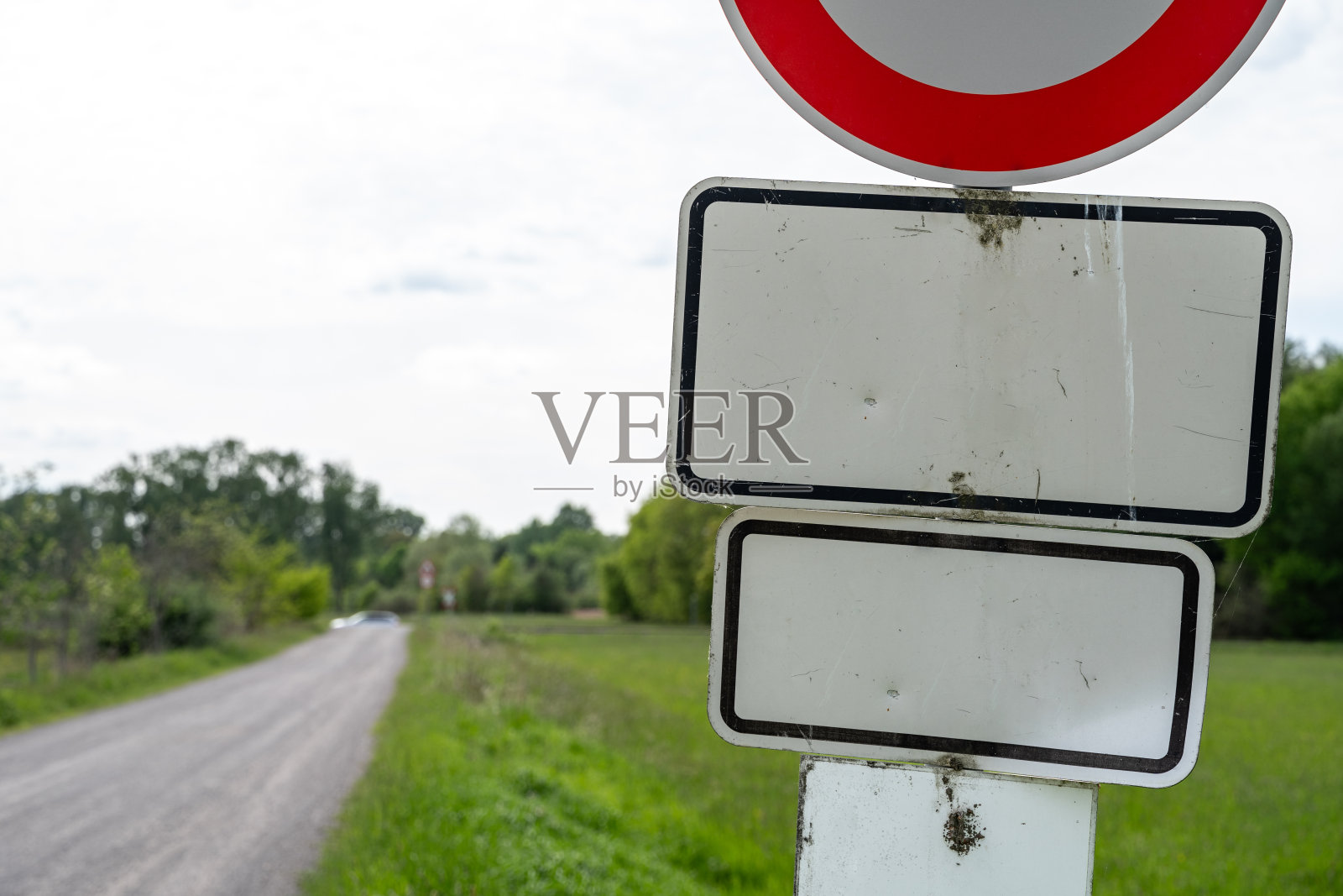乡村碎石路上的空路牌照片摄影图片