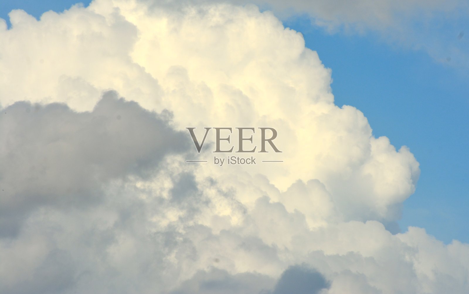 白色的天空和明亮的蓝色云的照片照片摄影图片