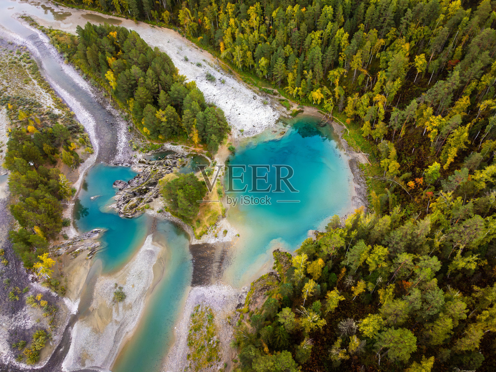 无人机视野的绿色森林蓝水湖岩石地形在白天照片摄影图片
