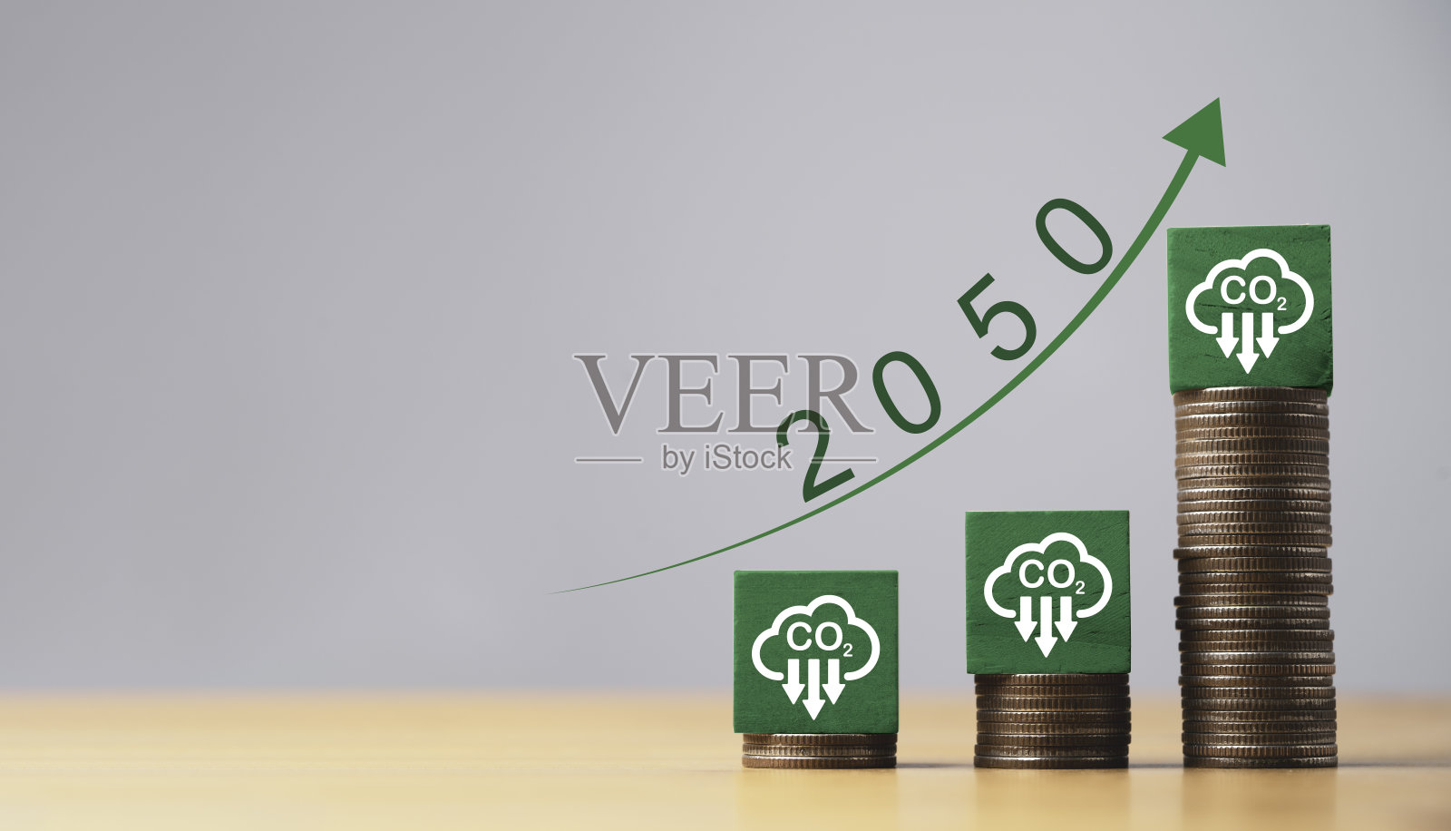 减少碳排放的标志上增加硬币堆叠碳足迹限制全球变暖从气候变化京都议定书在2050年，碳信用可以赚钱的概念。照片摄影图片