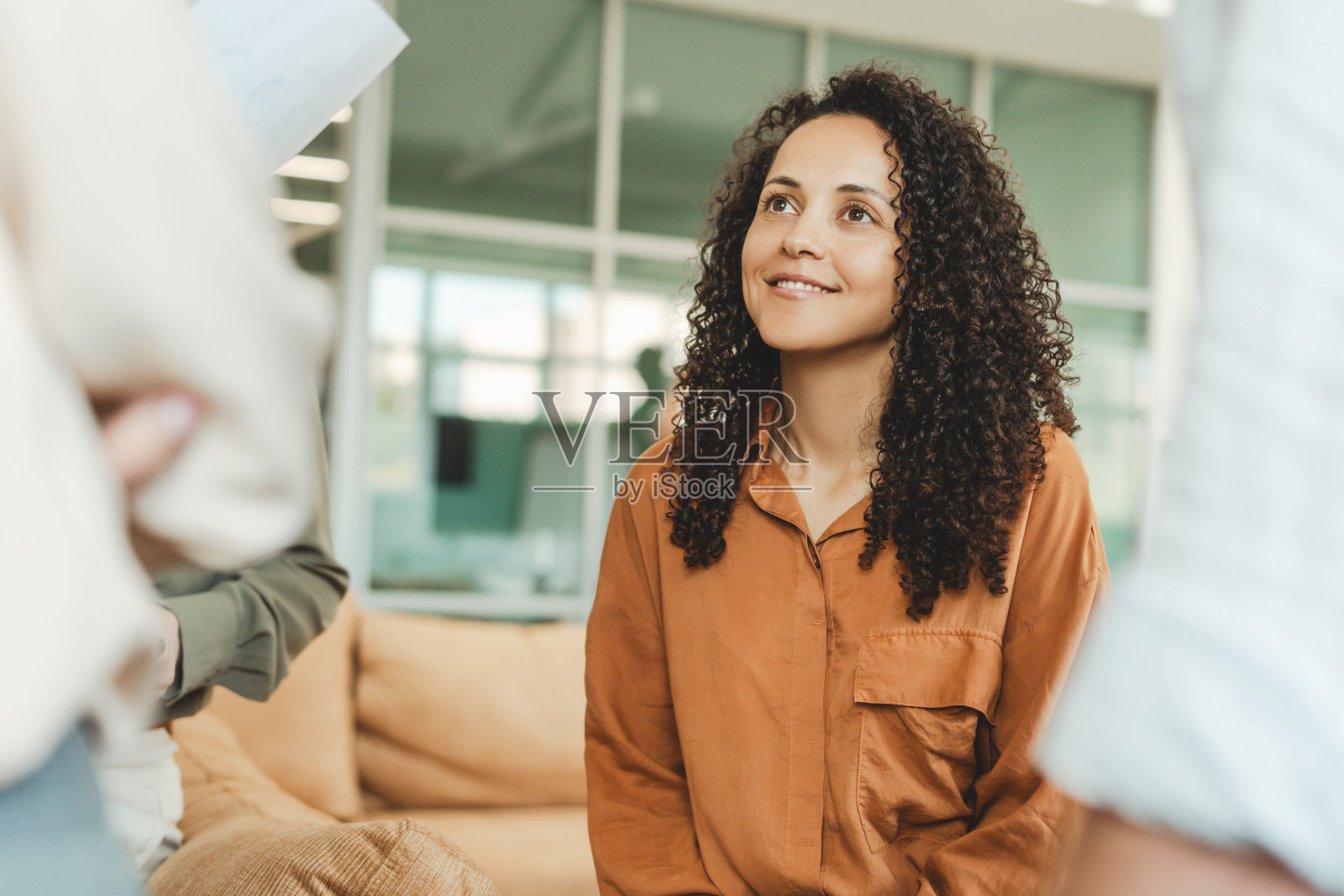 美丽的肖像，微笑的卷发的非洲裔美国女商人看着别处照片摄影图片