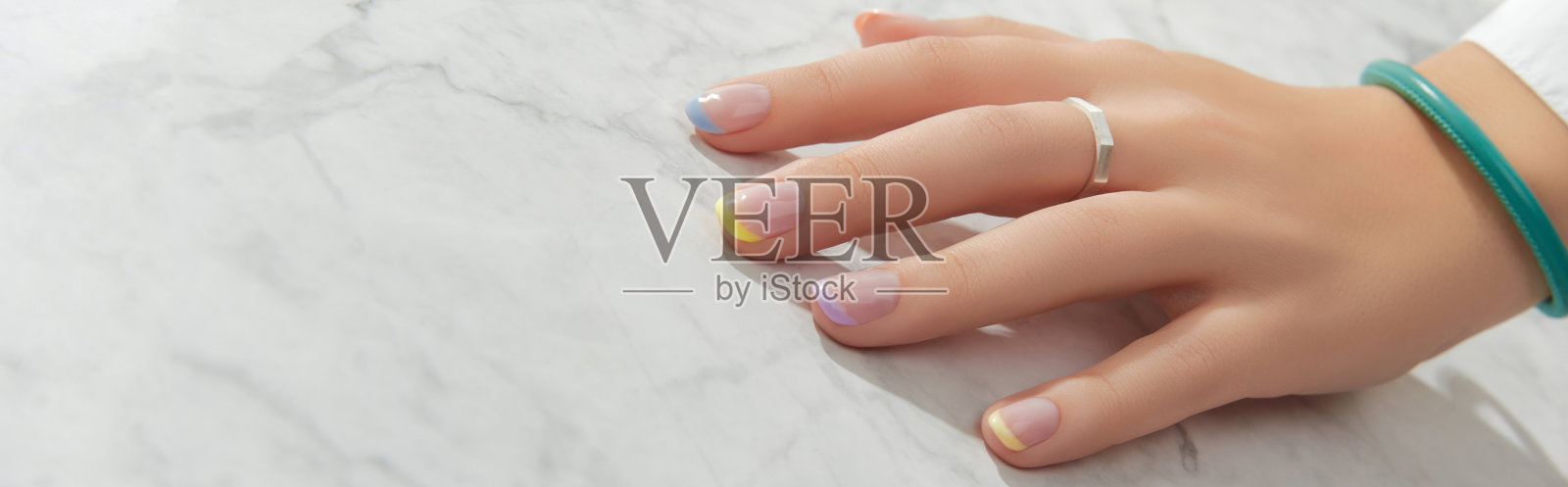 美丽的女人的手与春夏指甲设计大理石灰色背景照片摄影图片