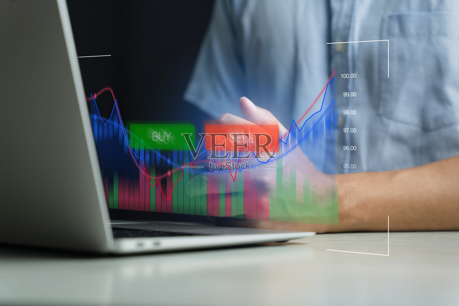 商人利用电脑和平板电脑分析交易数据来进行股市投资。屏幕上有股票交易图表的智能手机。金融股票市场。照片摄影图片