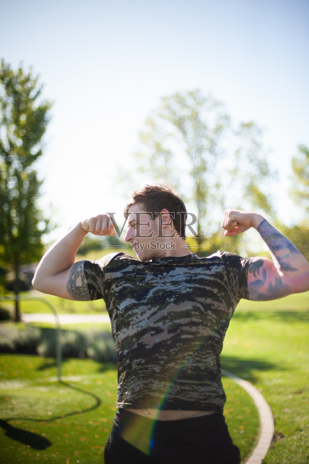 看看我的二头肌照片摄影图片