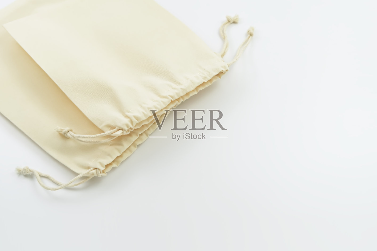 白色背景上的两个空棉袋。环保存储概念照片摄影图片