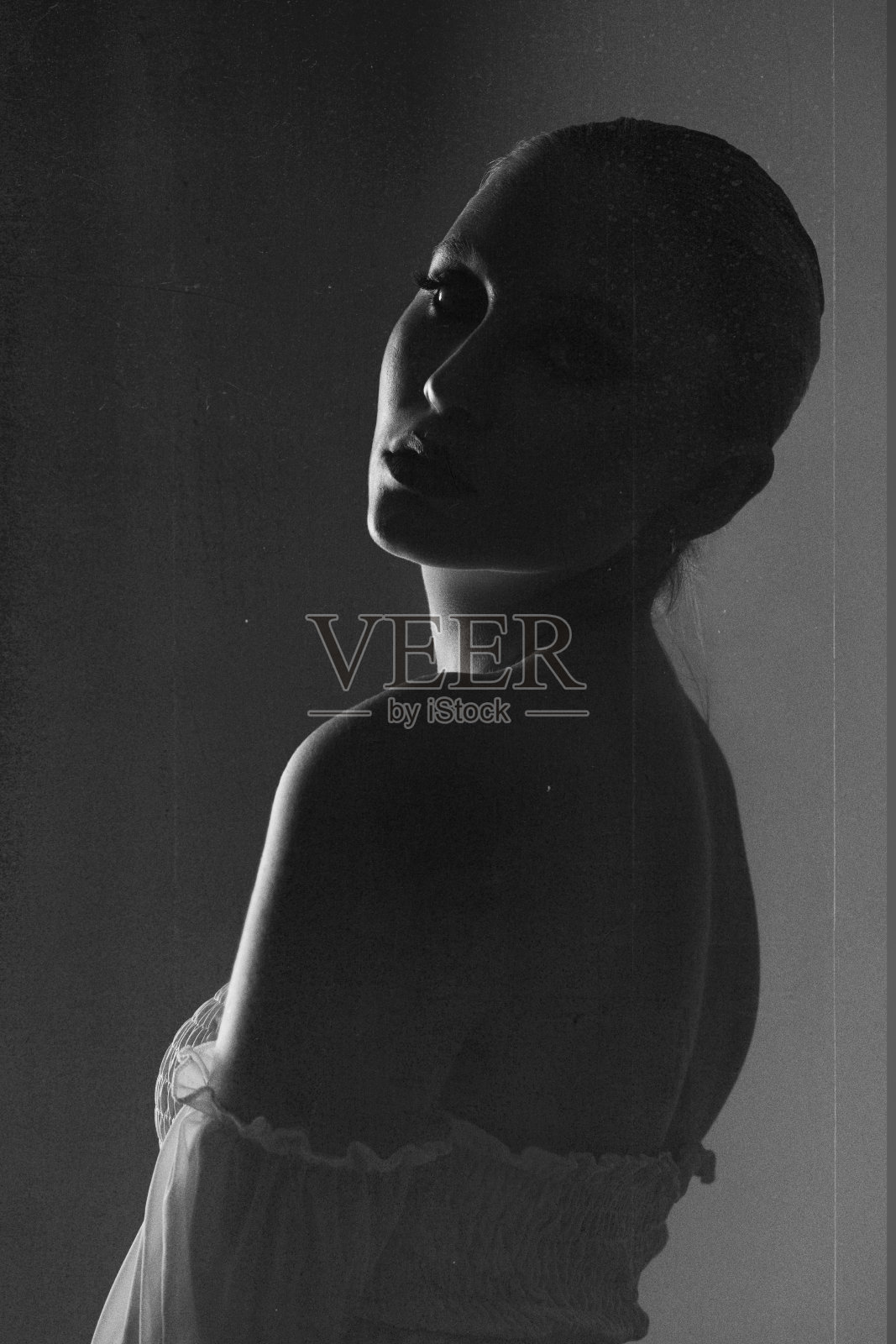 美丽的女人黑暗剪影工作室肖像在灰色背景的垃圾效果风格照片摄影图片