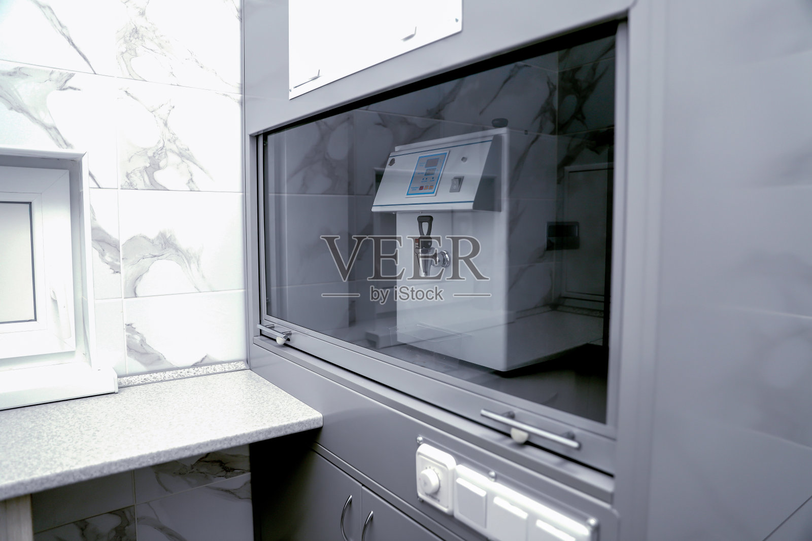 新医务室。医院的厕所。办公室卫生。有床的房间既干净又无菌。护士用医疗设备。高质量的照片摄影图片