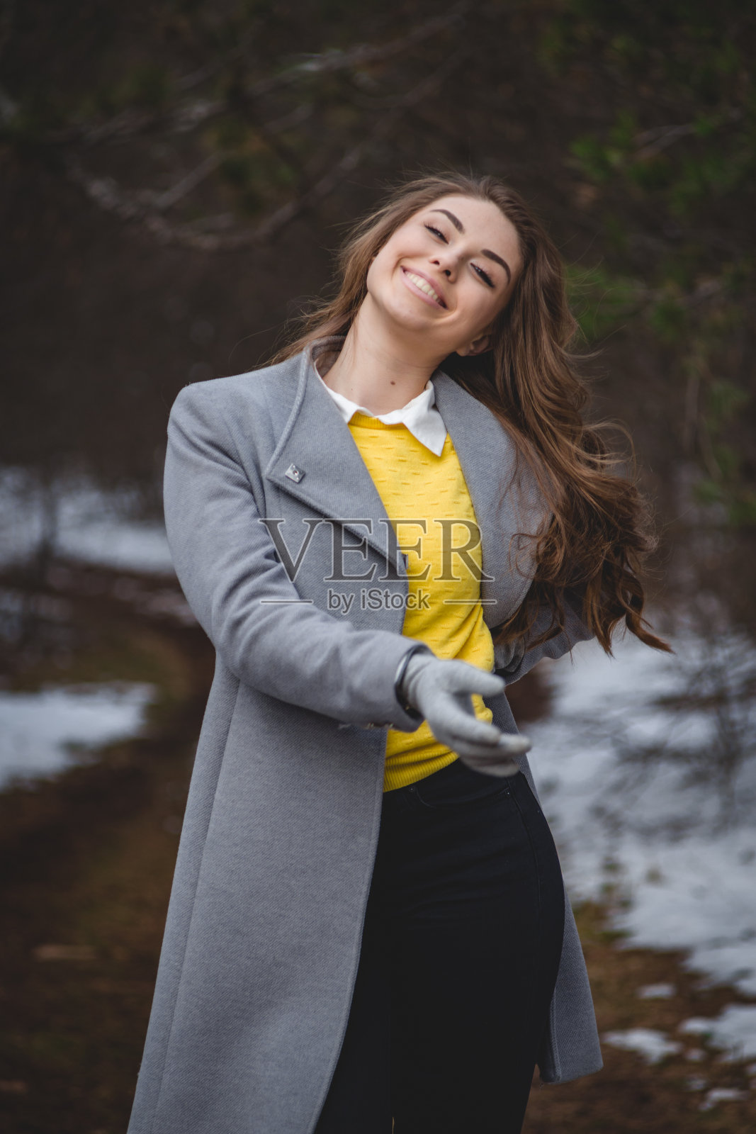 一个美丽自信的女人在冬天户外的肖像照片摄影图片