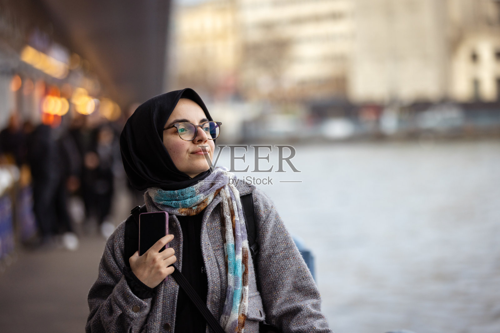 加拉塔桥上年轻女游客的肖像。照片摄影图片