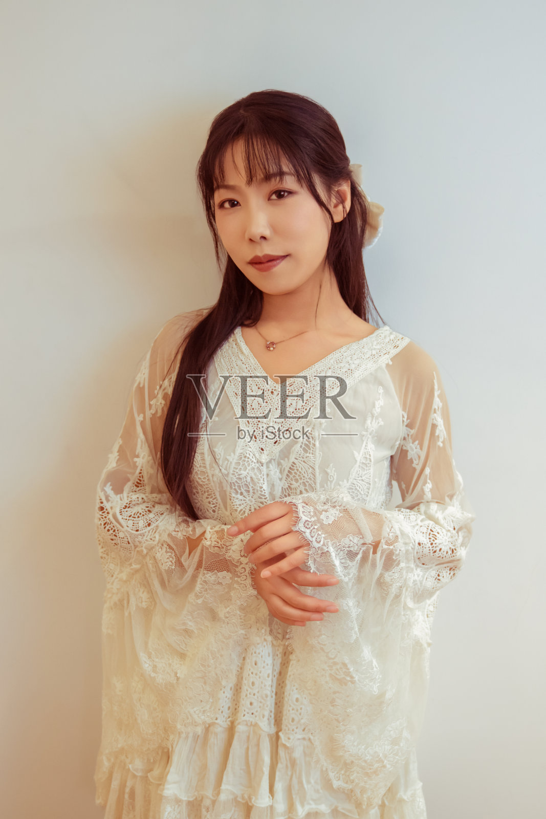 一个穿睡衣的女孩照片摄影图片