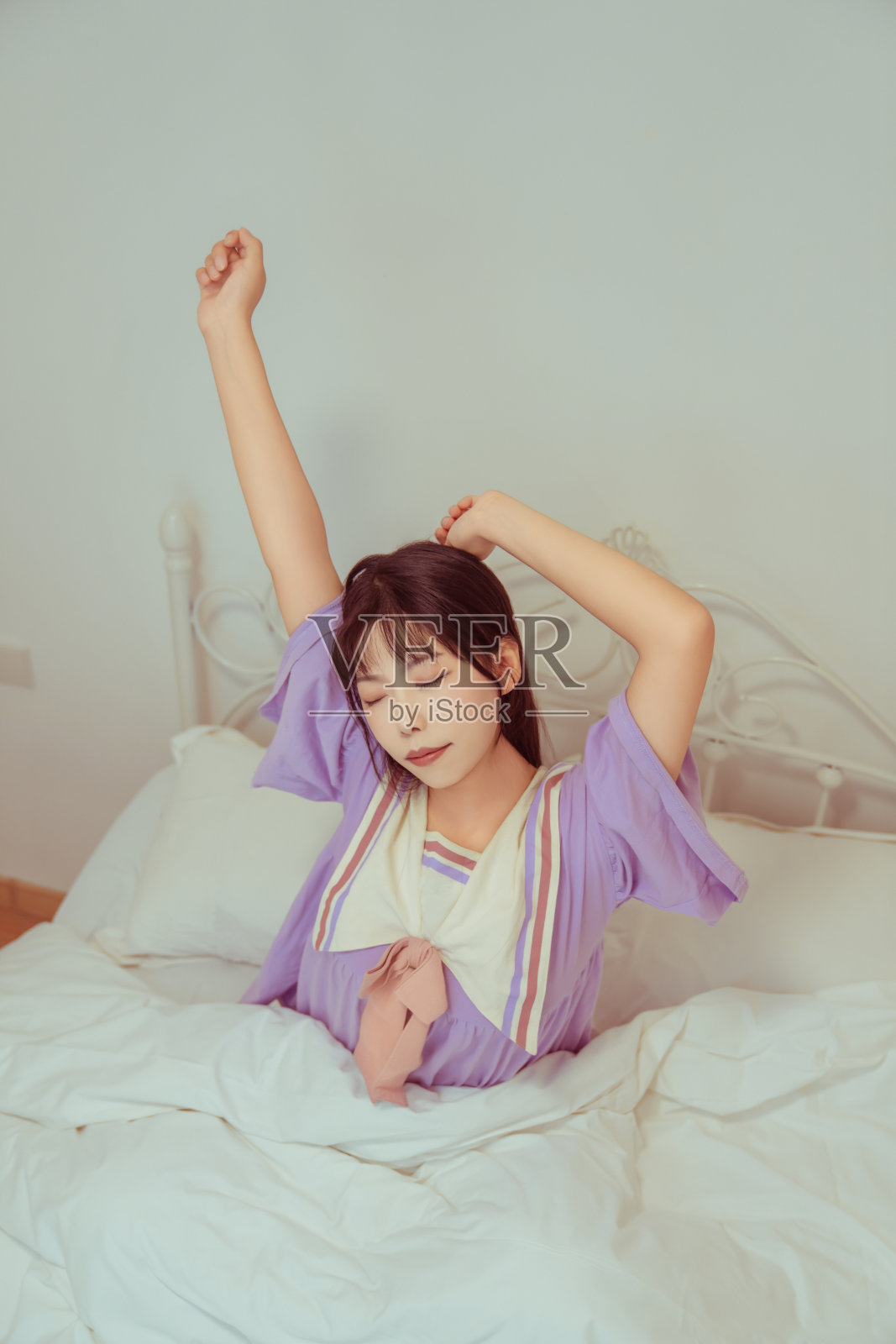 一个刚刚醒来的女孩照片摄影图片