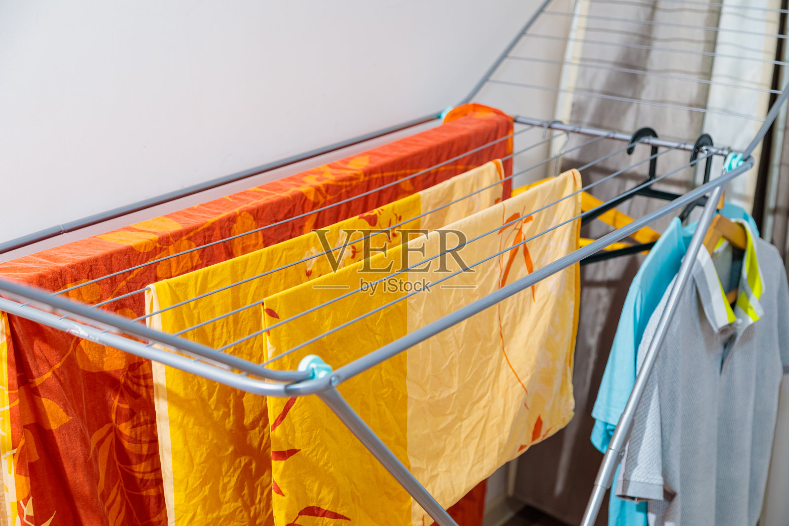 在折叠烘干机上清洁床单，清新舒适照片摄影图片