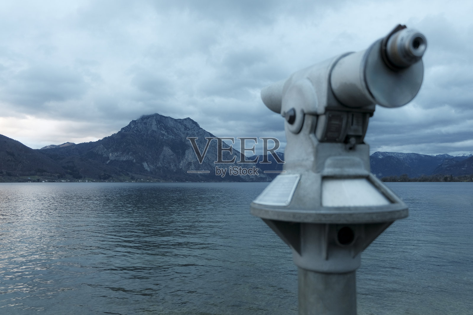 最佳景观的阴天：萨尔茨卡默古特中心特劳恩湖和特劳恩施泰因照片摄影图片