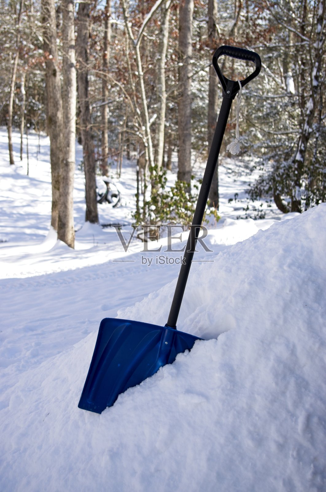用铲子铲雪照片摄影图片