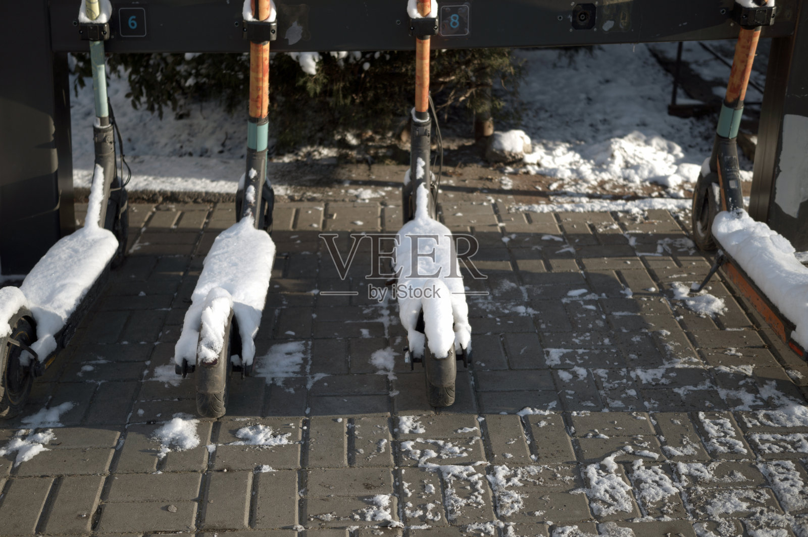 冰冻的电动滑板车照片摄影图片