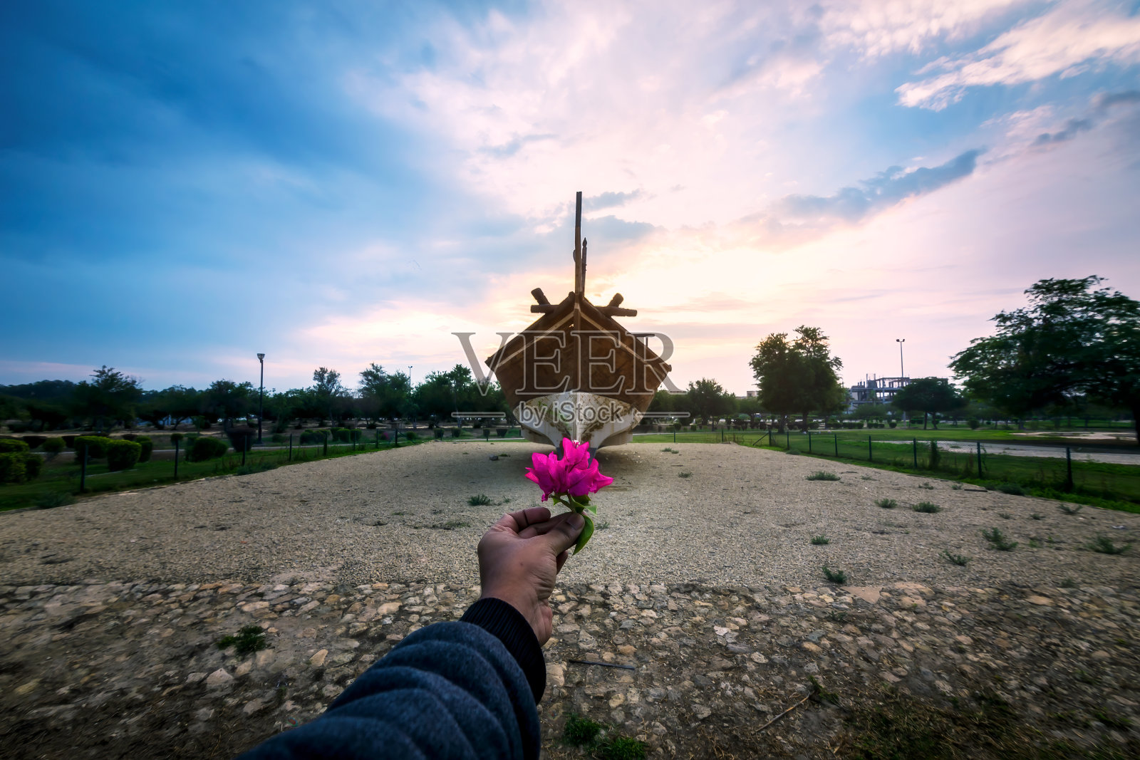 时光倒流:乘坐传统木船探索朱拜勒的水上公园——沙特阿拉伯朱拜勒。照片摄影图片