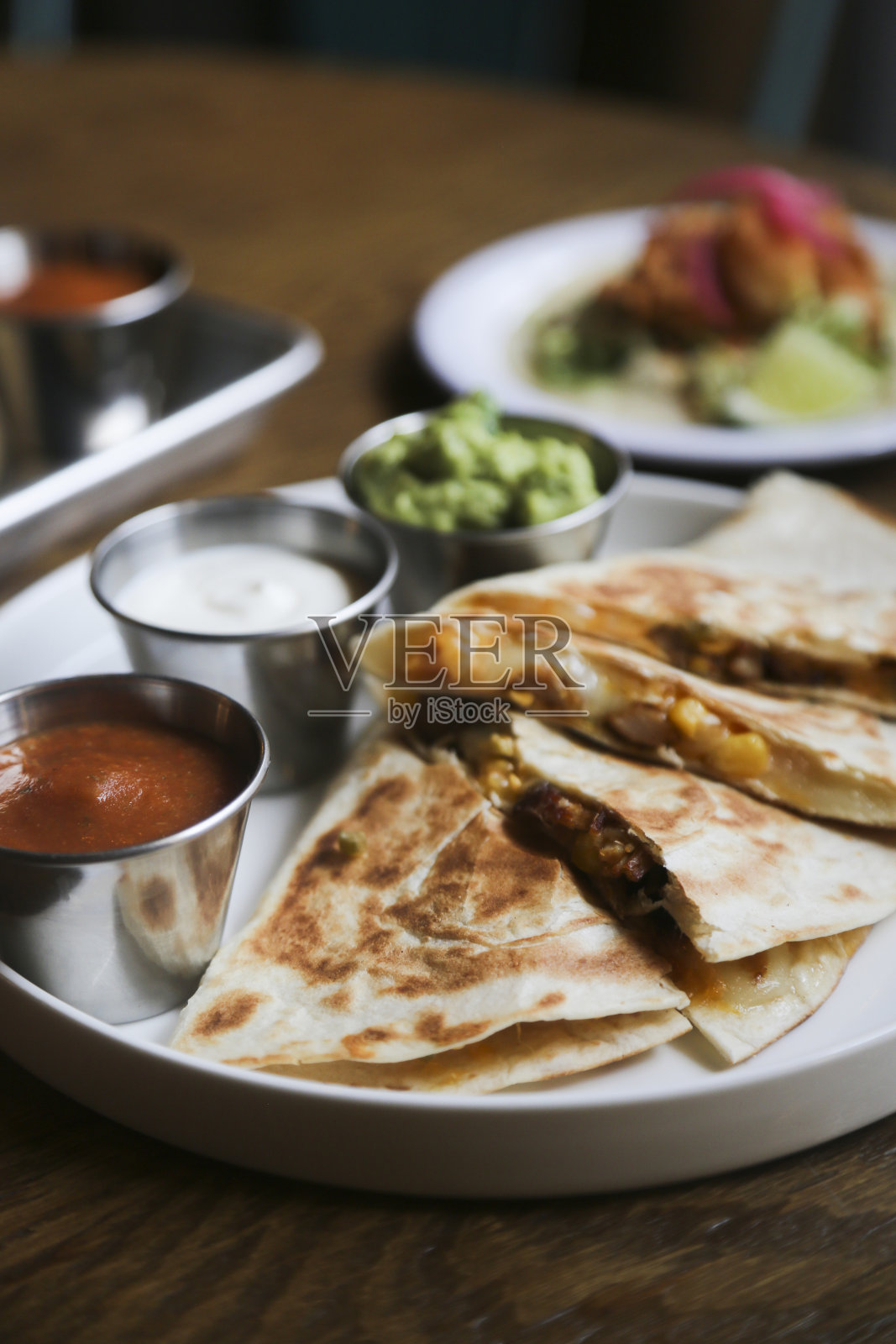 鸡肉玉米饼加酱汁照片摄影图片