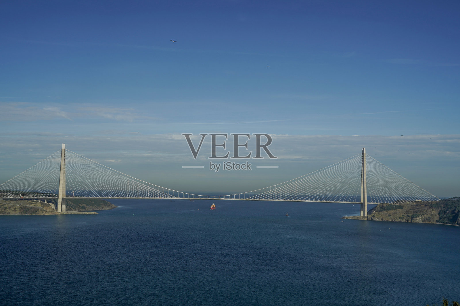 横跨博斯普鲁斯海峡和加里普斯村的亚武兹苏丹塞利姆桥，伊斯坦布尔，土耳其。照片摄影图片