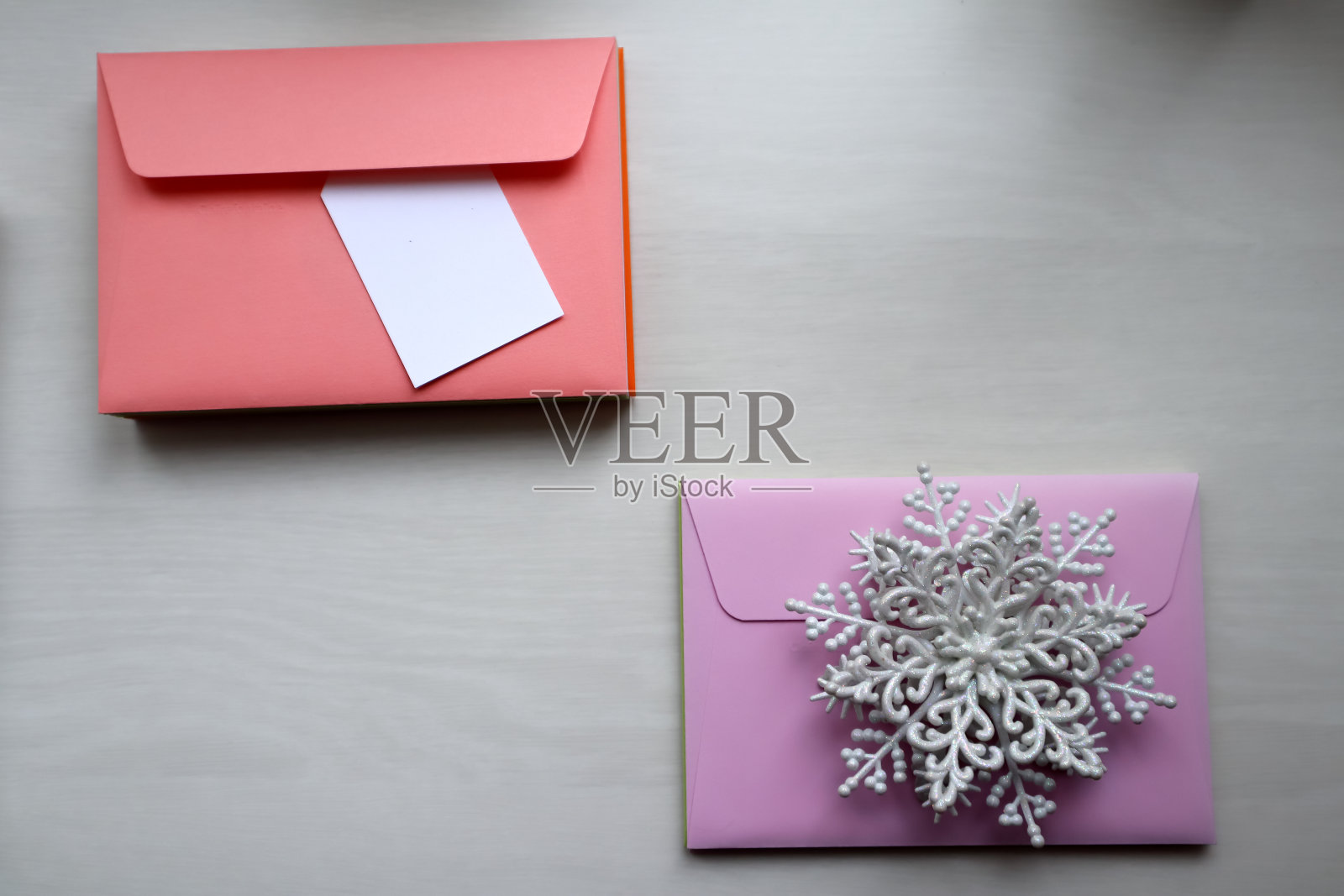 五颜六色的信封和圣诞礼品卡放在桌子上。照片摄影图片