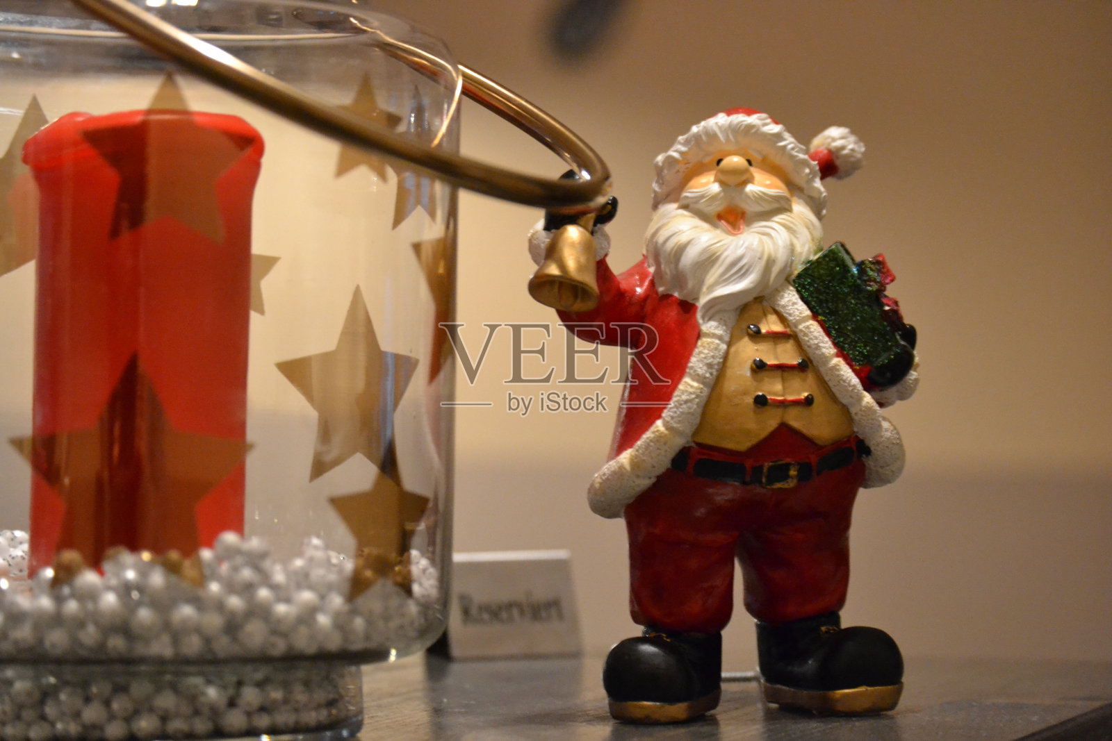 圣诞老人站在烛光下照片摄影图片