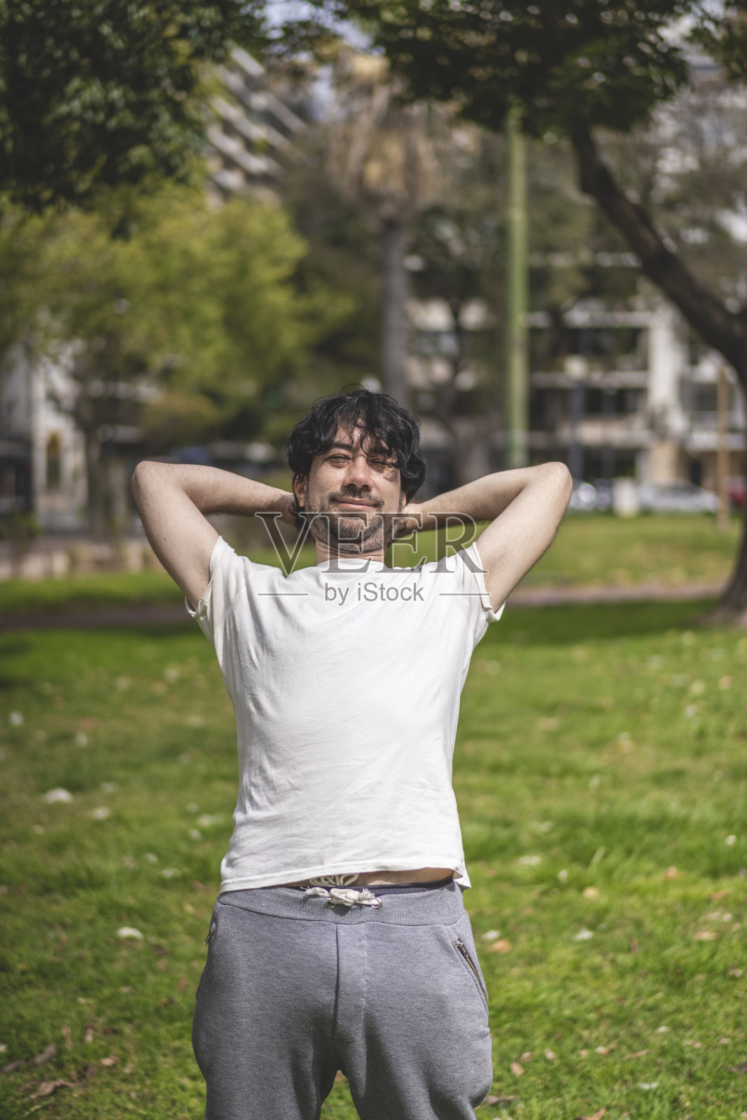 英俊迷人的成熟大胡子拉丁男子40多岁的小伙子正在做伸展运动，准备在公园晨练照片摄影图片