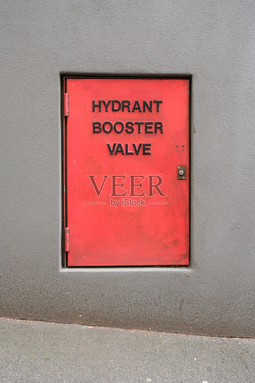 消火栓增压阀上写着一个红色的小门。照片摄影图片