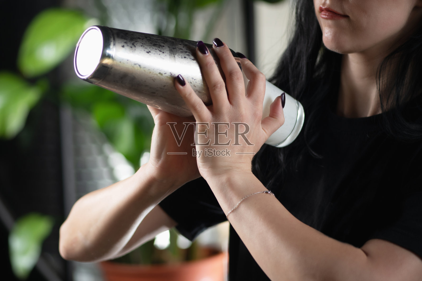 咖啡师用牛奶摇动冰块，制作冰咖啡照片摄影图片