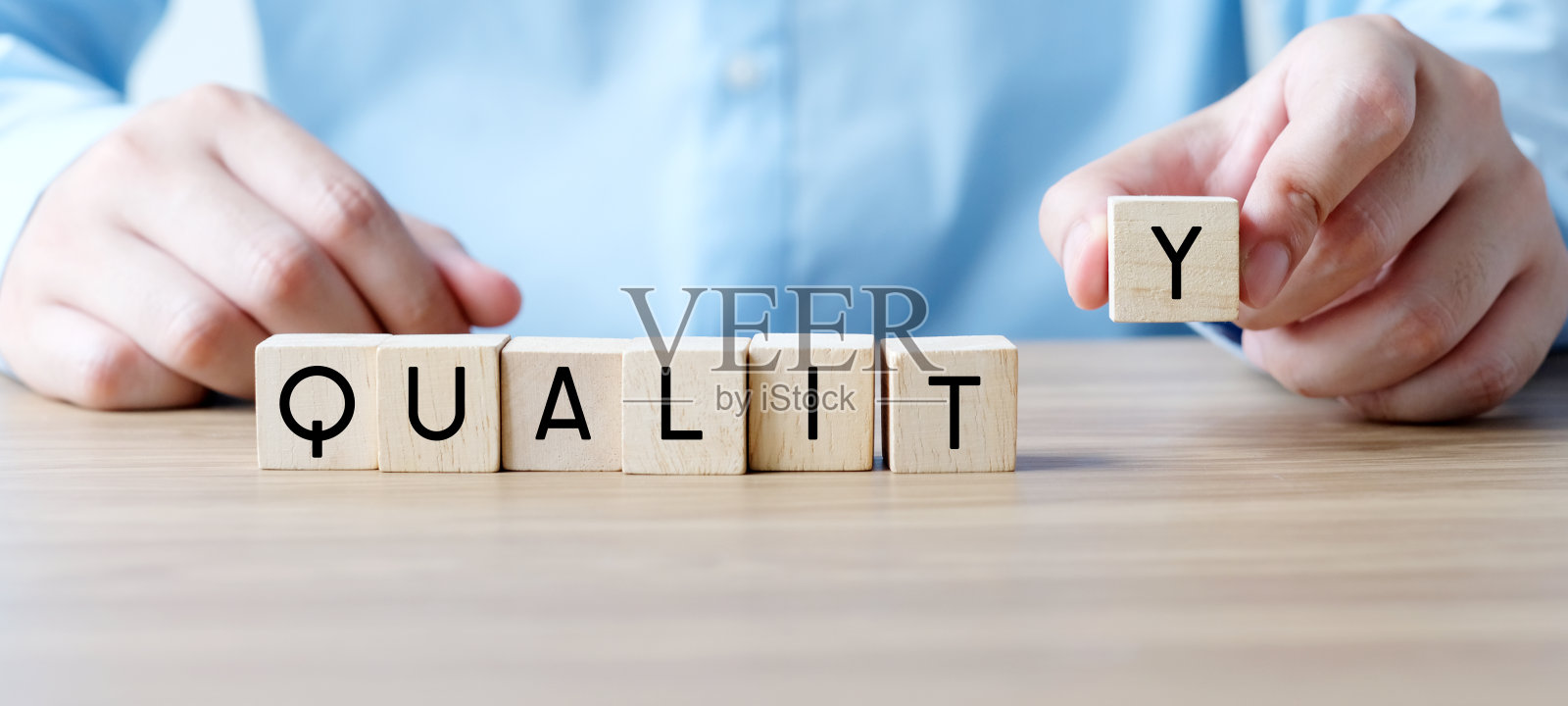 人手执木块，用品质字，经营理念照片摄影图片