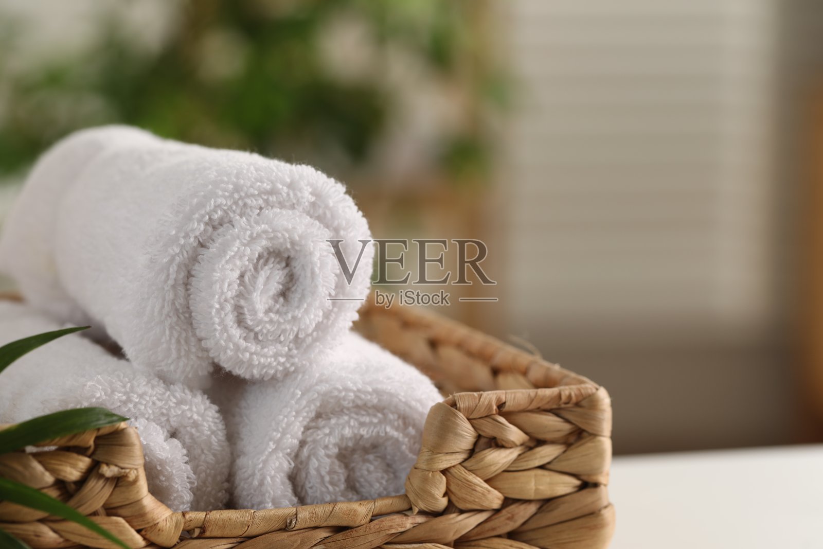 水疗中心组成。室内柳条篮子里的毛巾，特写。文本空间照片摄影图片