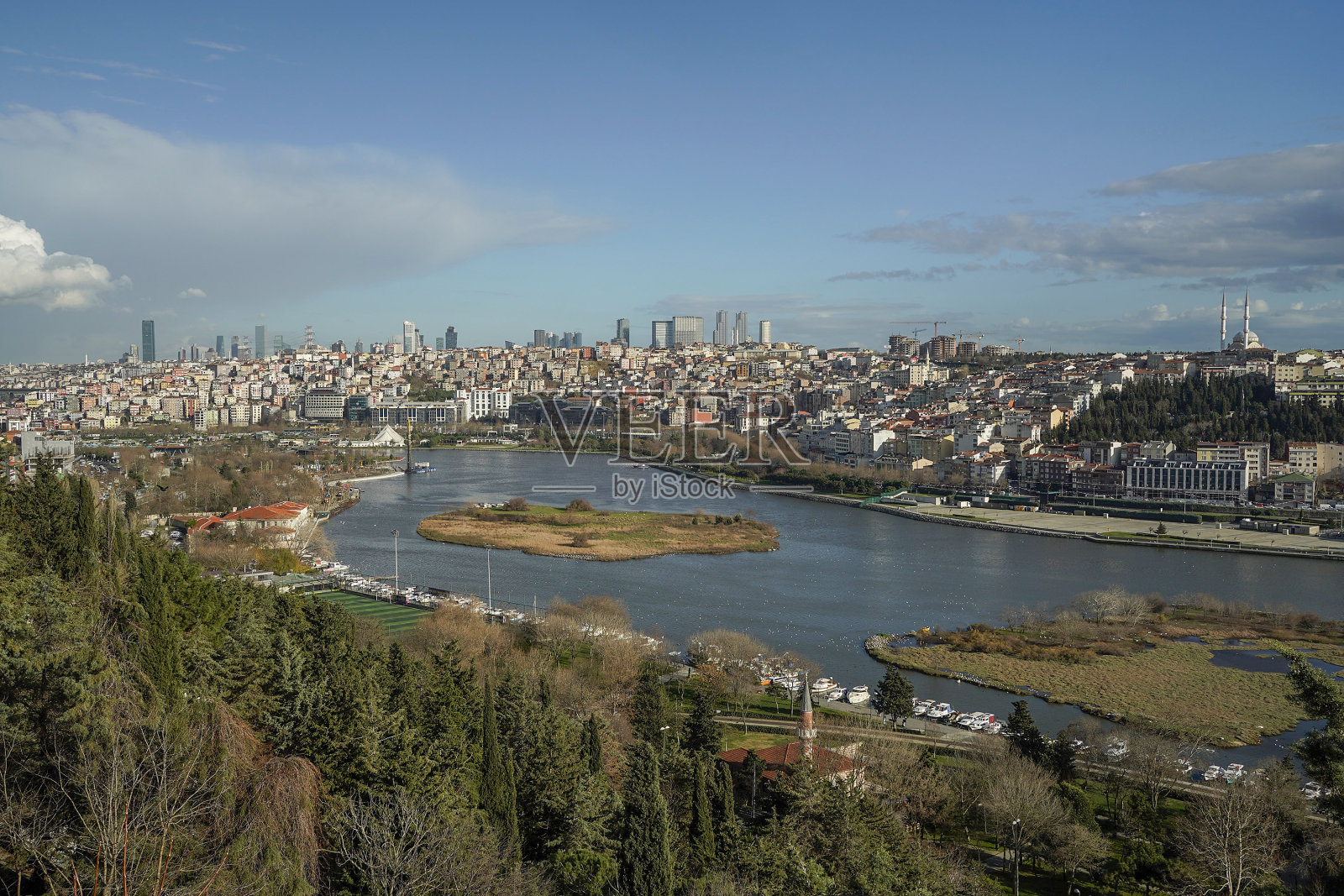 从土耳其伊斯坦布尔Eyup区的Pierre Loti山上看到的金角。照片摄影图片