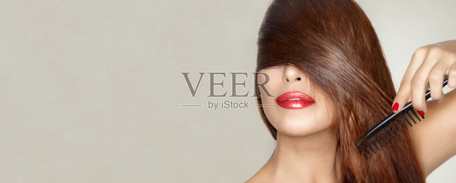 健康的长发。有着光泽光滑的赤褐色头发的美女模特。照片摄影图片