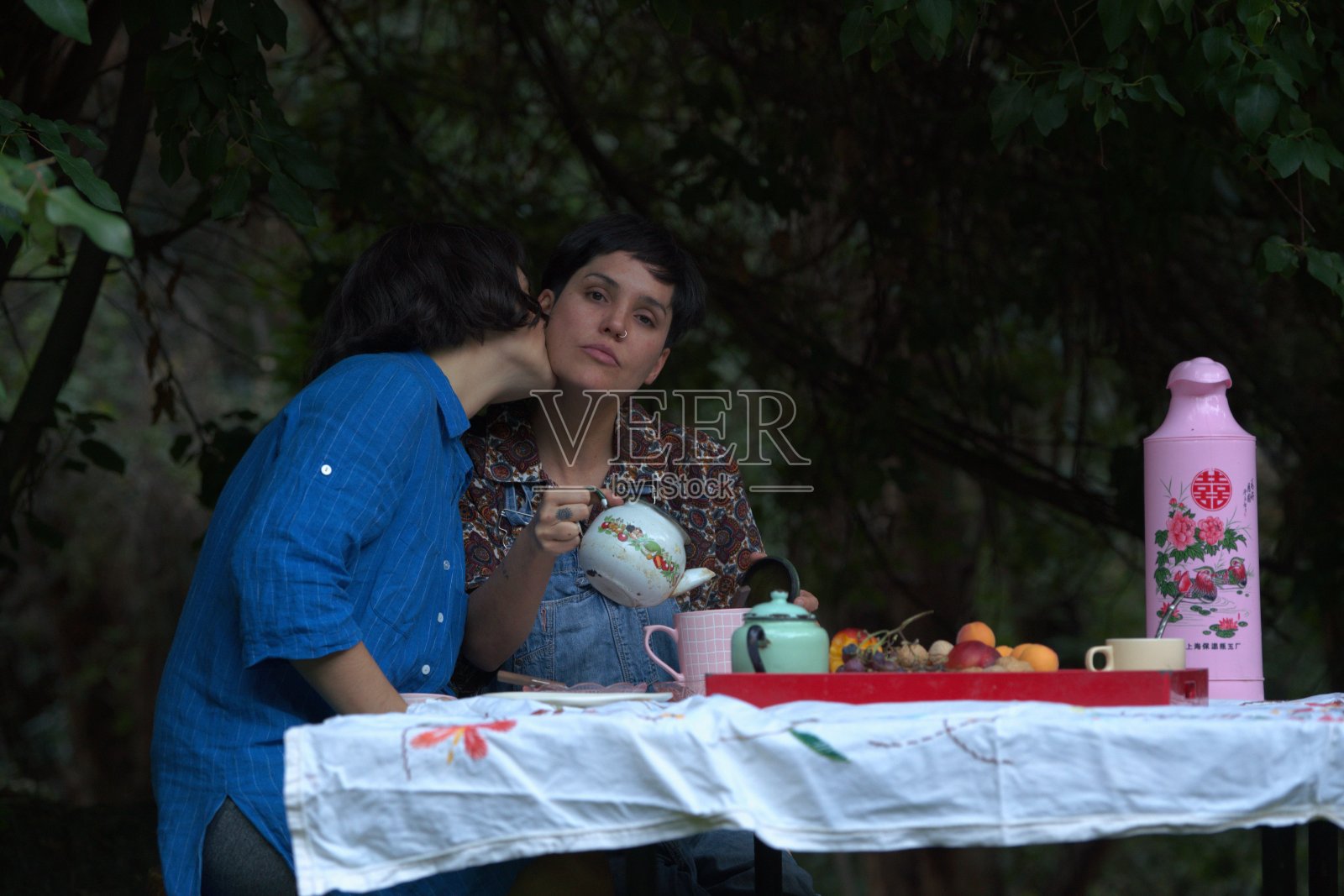 家庭晚上照片摄影图片