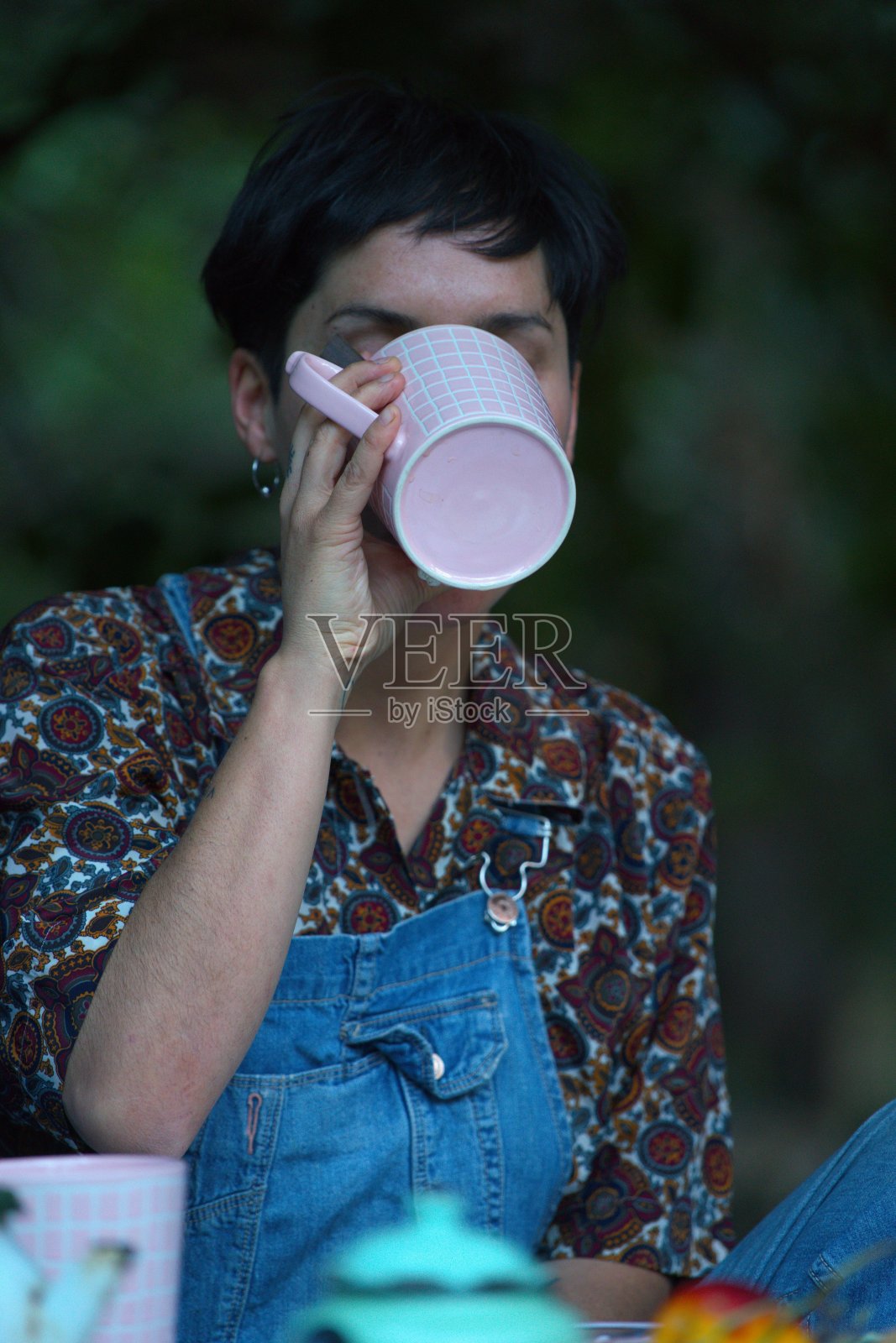 家庭晚上照片摄影图片