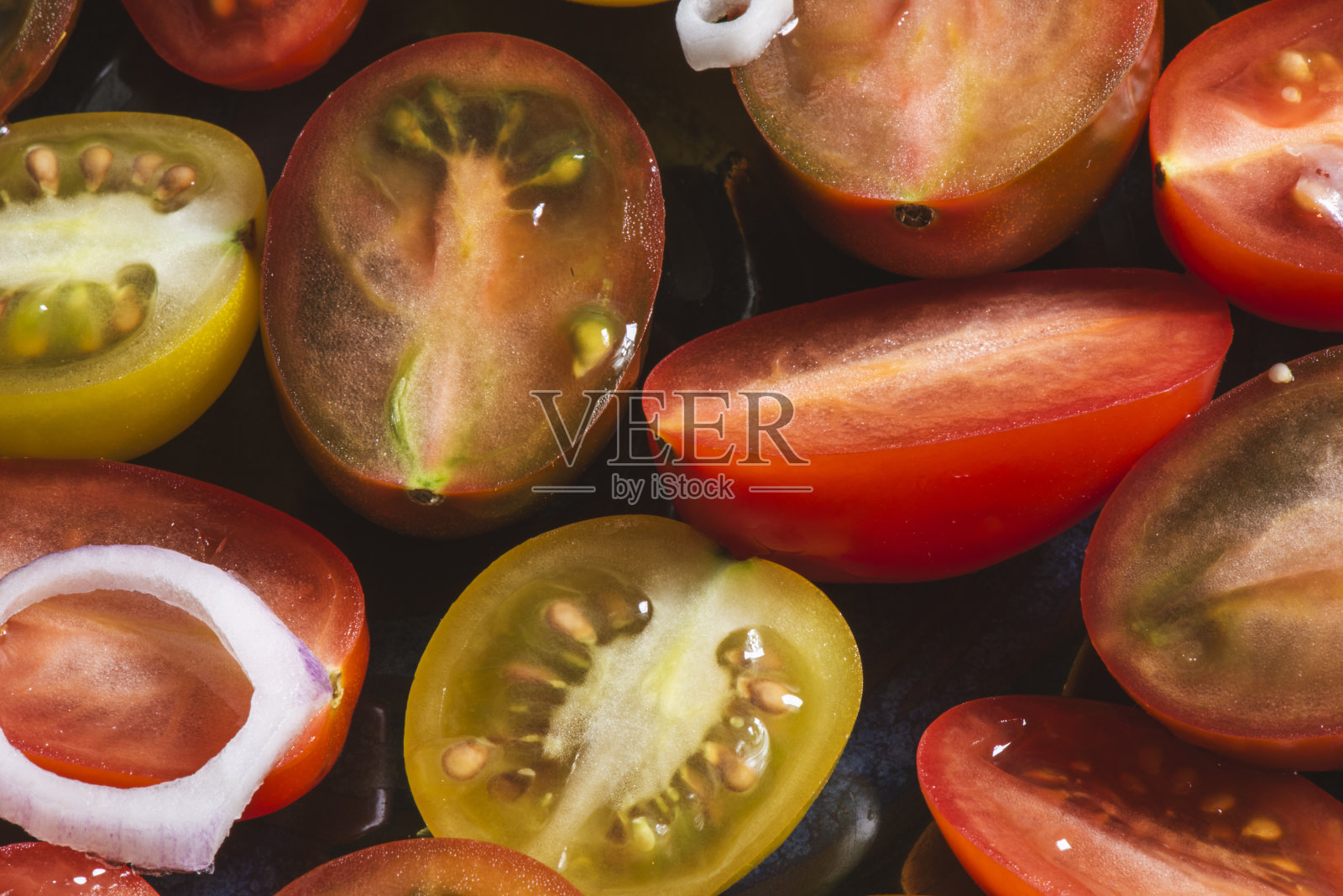 沙拉，红番茄和黄番茄各一半，樱桃和罗勒，顶部是香醋酱，放在白色盘子里照片摄影图片