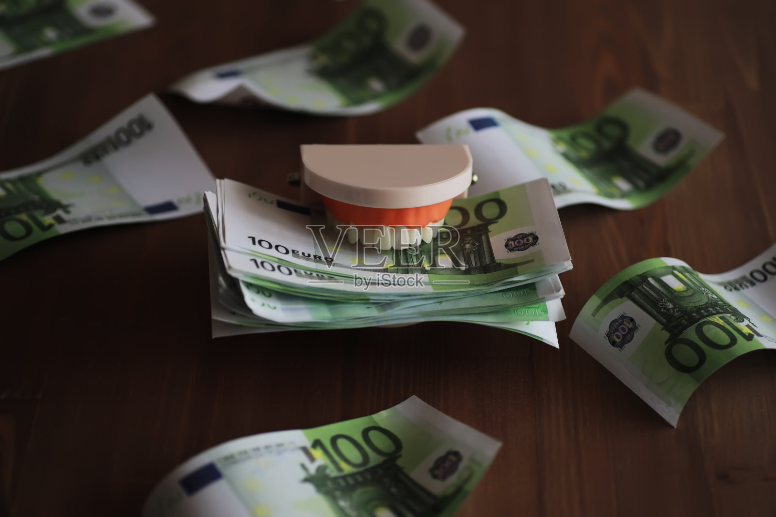 注意你的嘴。欧洲牙科服务。昂贵的牙科中心。照片摄影图片