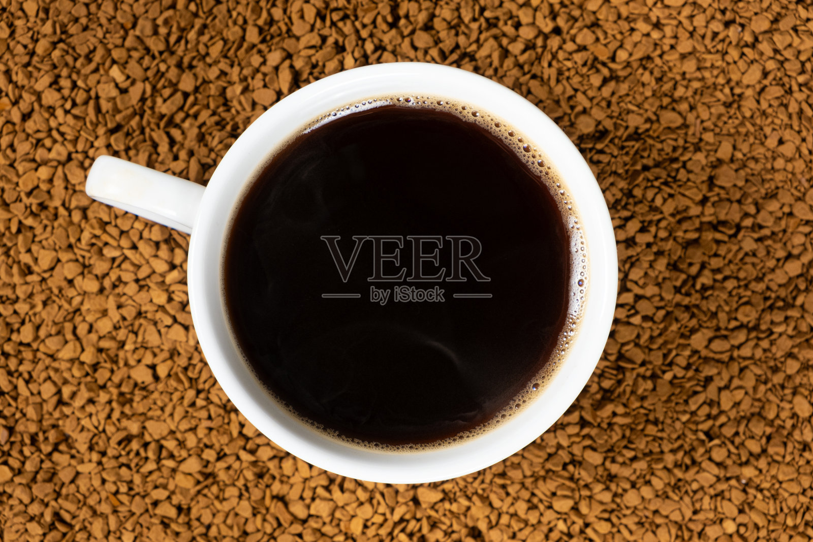 一杯以冷冻干燥颗粒为底料的热速溶咖啡照片摄影图片