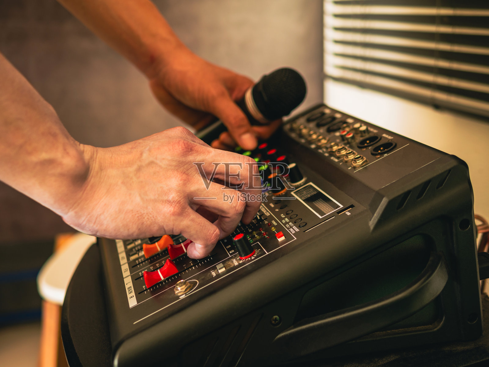 录音师在录音室、广播室、混音室中进行调音控制。专业的音频混音控制台，按钮，滑动器和滑块。声音检查。照片摄影图片